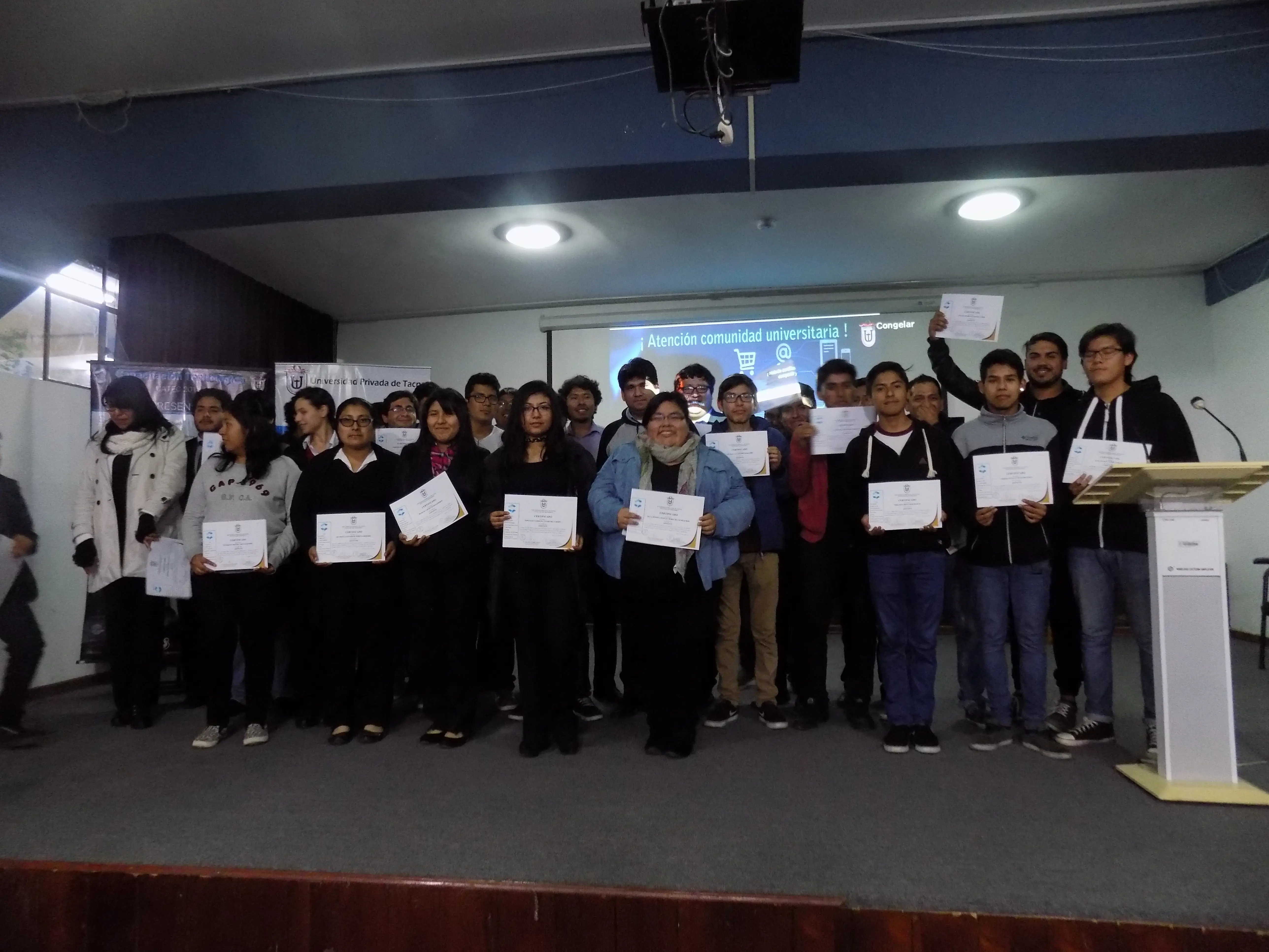 Participantes de CATEC mostrando sus certificados