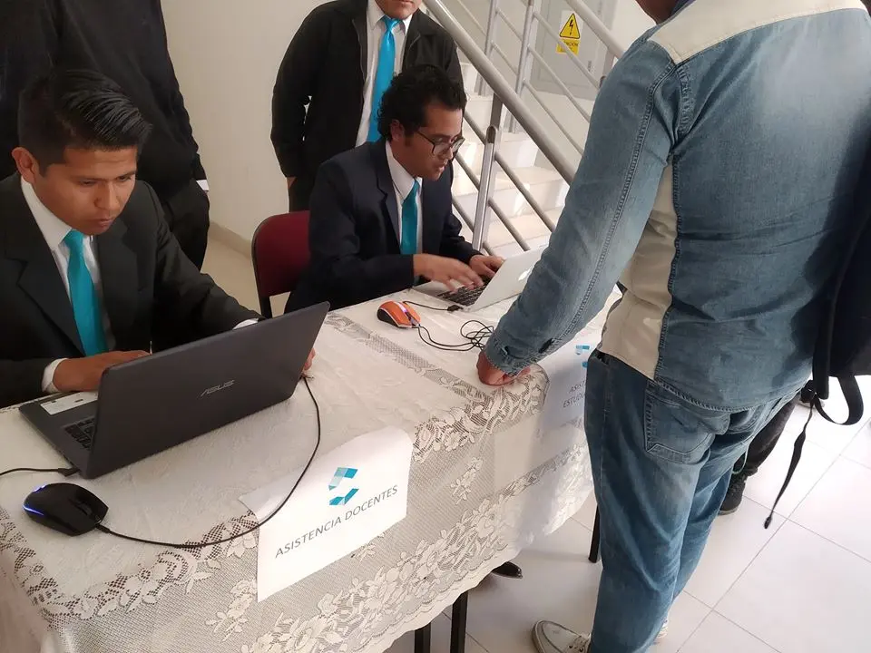 Equipo registrando la asistencia de participantes en CATEC
