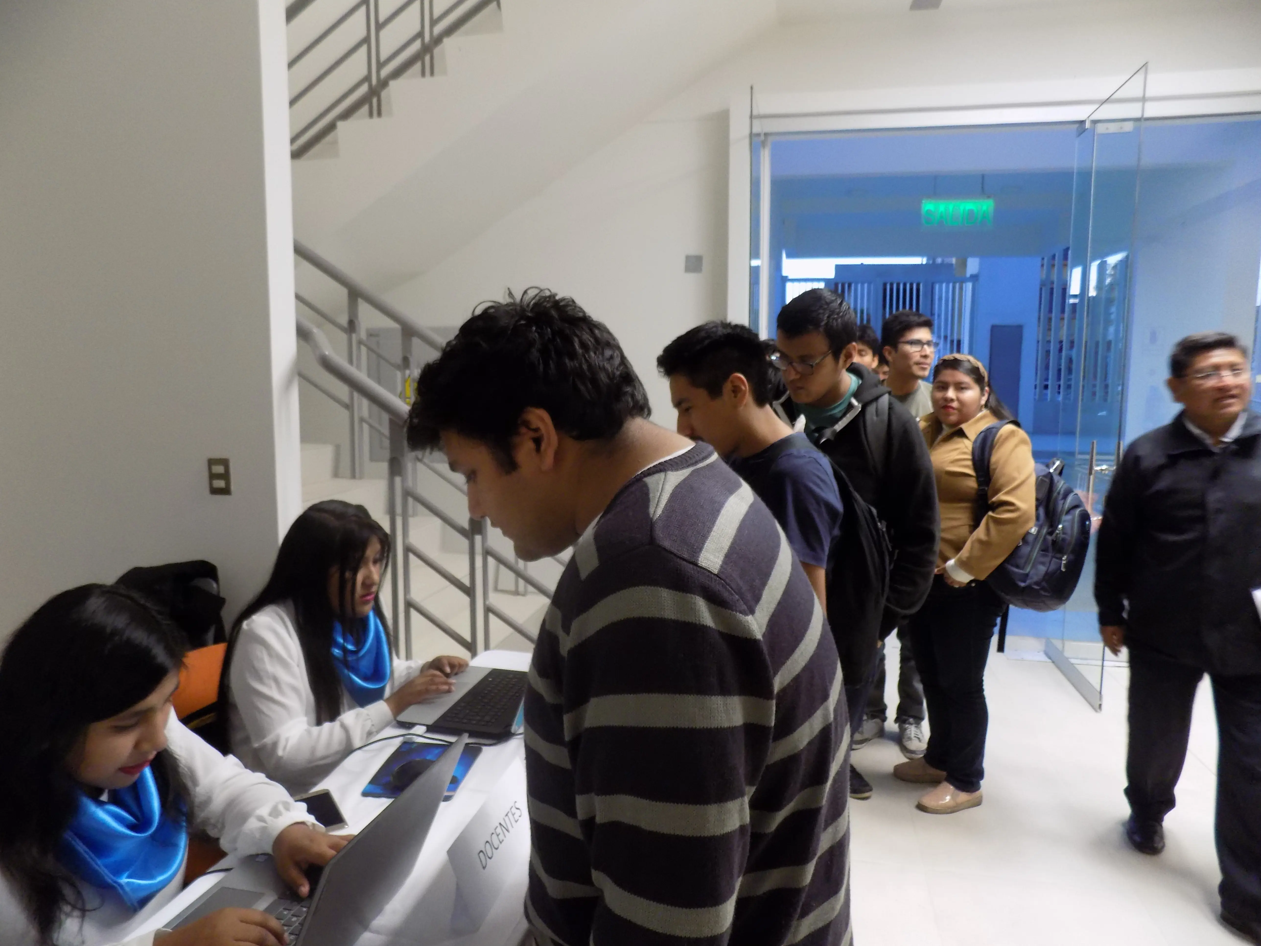 Participantes registrándose para una actividad de CATEC