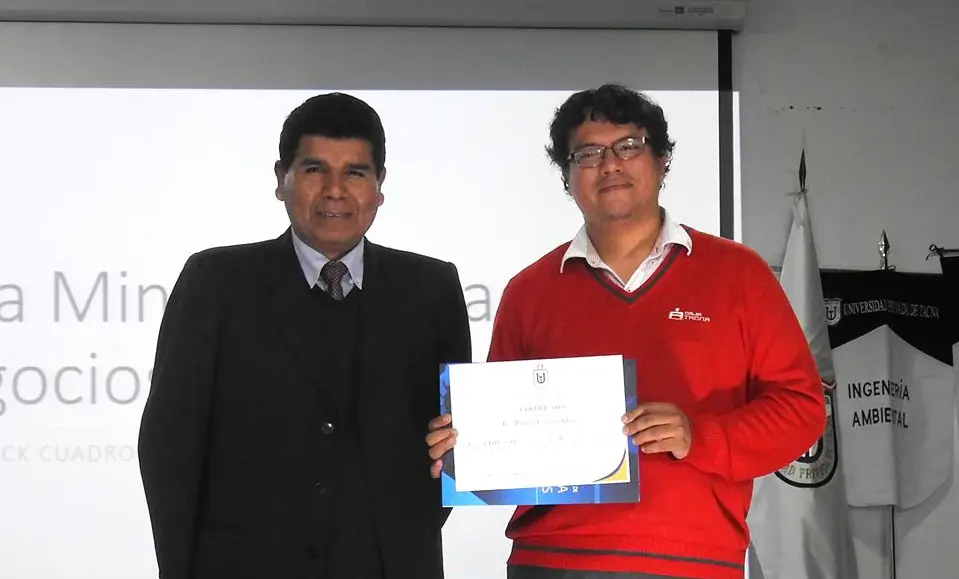 Entrega de certificado en una edición anterior de CATEC